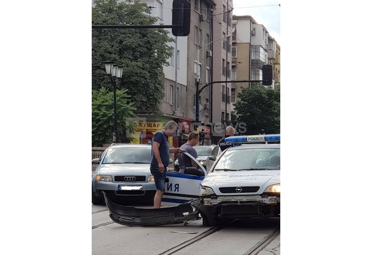 Предната част на полицейската патрулка е сериозно пострадала Предната част на полицейската патрулка е сериозно пострадала